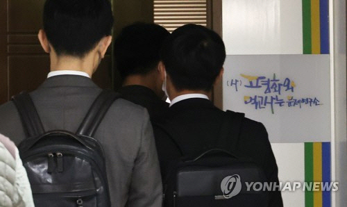 민주당 전당대회 돈 봉투 의혹을 수사하는 검찰이 금품 살포의 최종 수혜자로 의심되는 송영길 전 대표와 관련한 압수수색에 나선 29일 송 전 대표의 후원조직, '먹고사는문제연구소'의 서울 여의도 사무실로 검찰 관계자가 들어서고 있다. [연합뉴스]